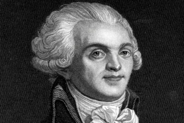 Robespierre কে ছিলেন? সমতা আনয়নের জন্য তাঁর নেওয়া যে কোন চারটি পদক্ষেপের বর্ণনা দাও।